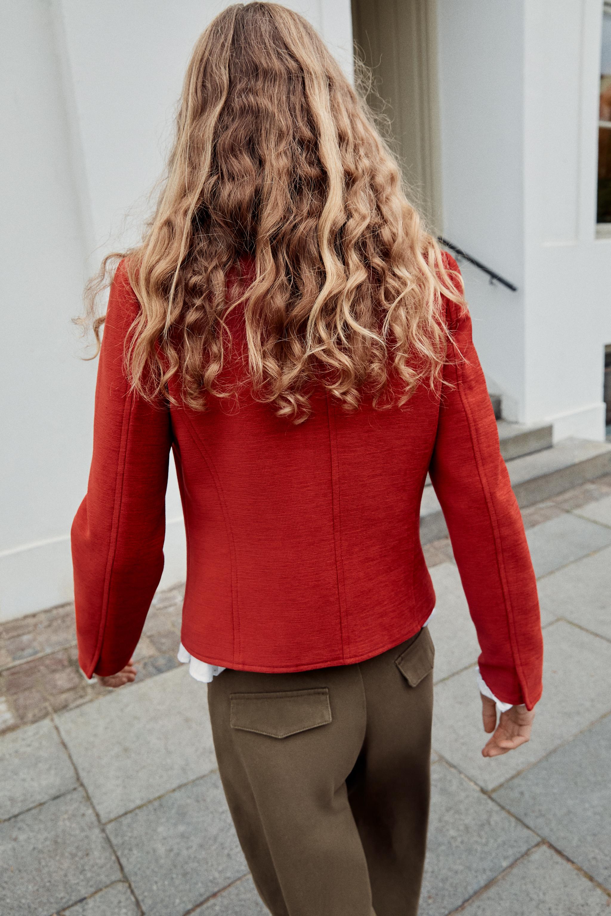 STRAIGHT-CUT SHOULDER-PAD JACKET